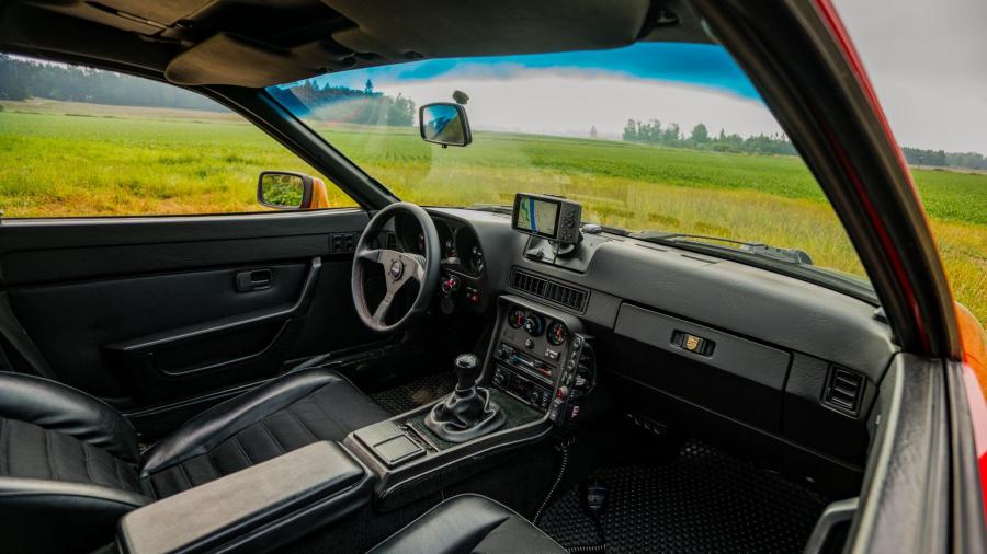 Интерьер Porsche 924 S Baja Rally Car 1987 года  (фото 9 из 21)